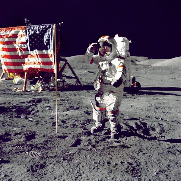 Cernan saúda a bandeira